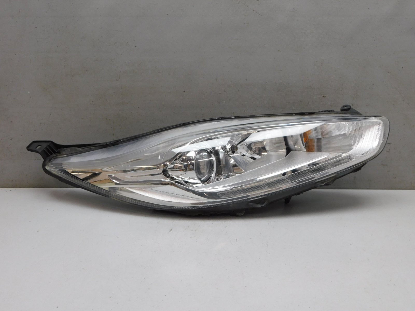 Фара правая Ford Fiesta VI 2008-2017