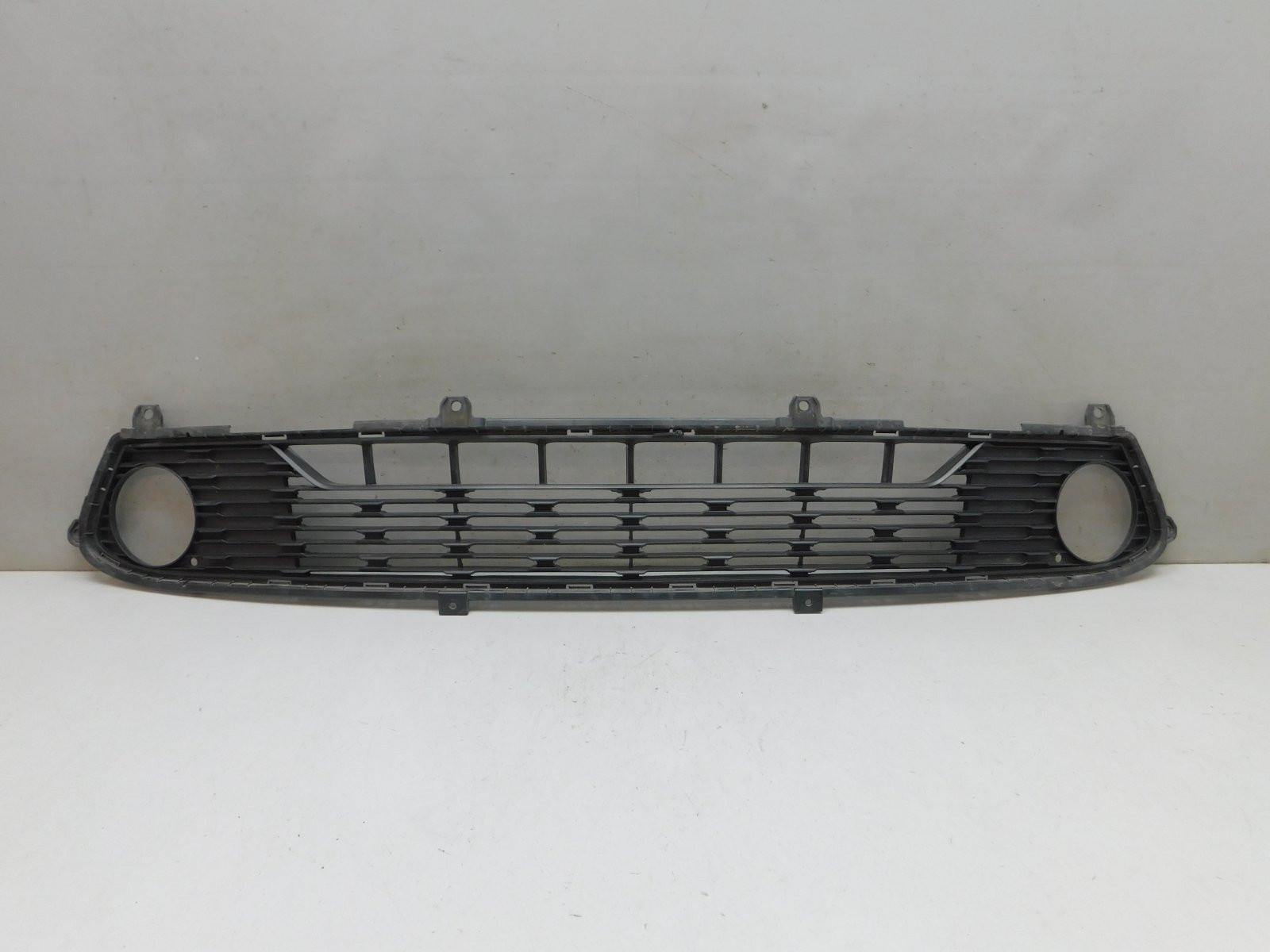 Решетка в бампер центральная Kia Ceed 2018>