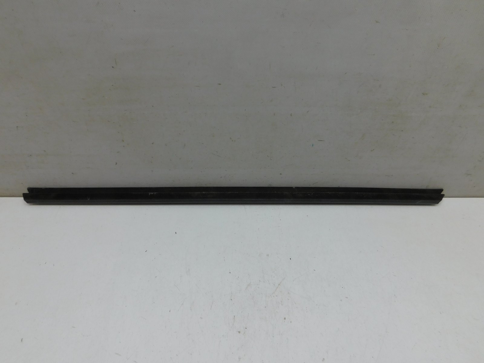 Накладка стекла переднего левого Ford Focus III 2011>