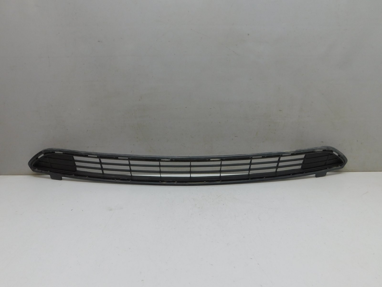 Решетка в бампер центральная Toyota RAV 4 2013-2019