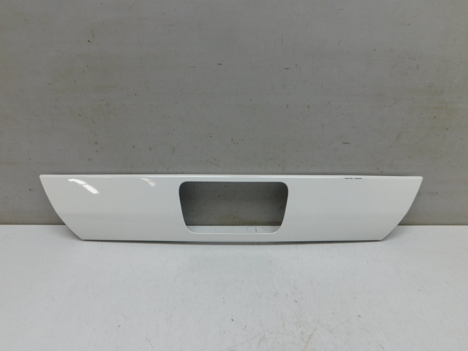 Накладка двери багажника Mitsubishi Pajero IV 2007>