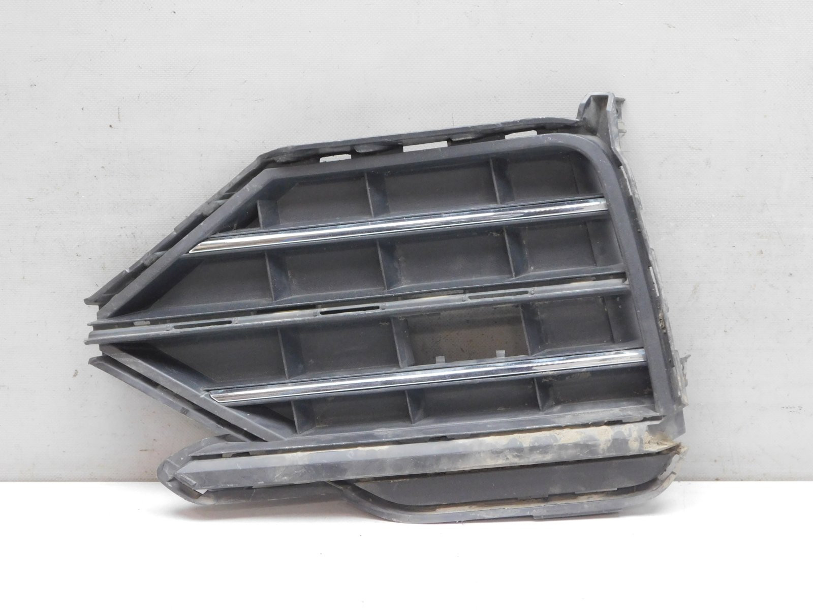 Решетка в бампер левая Volkswagen Touareg 2018>