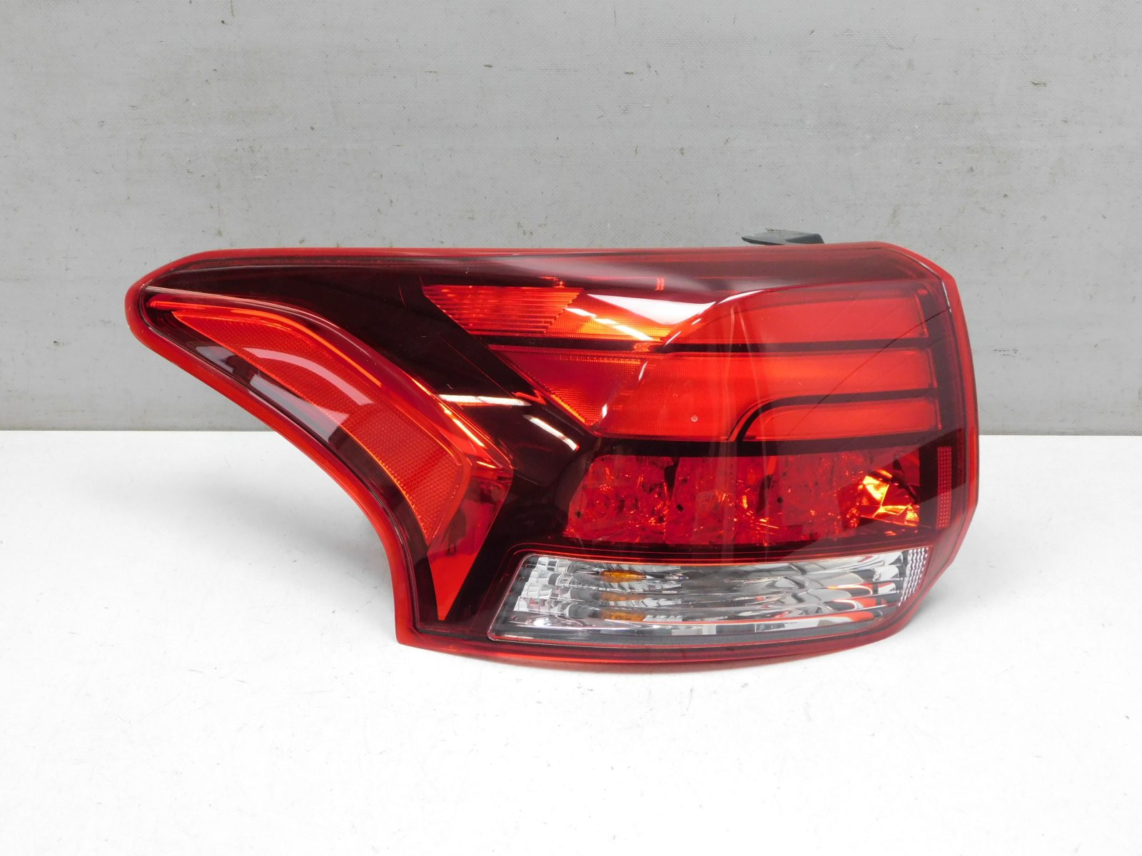 Фонарь задний наружный левый Mitsubishi Outlander 2012>