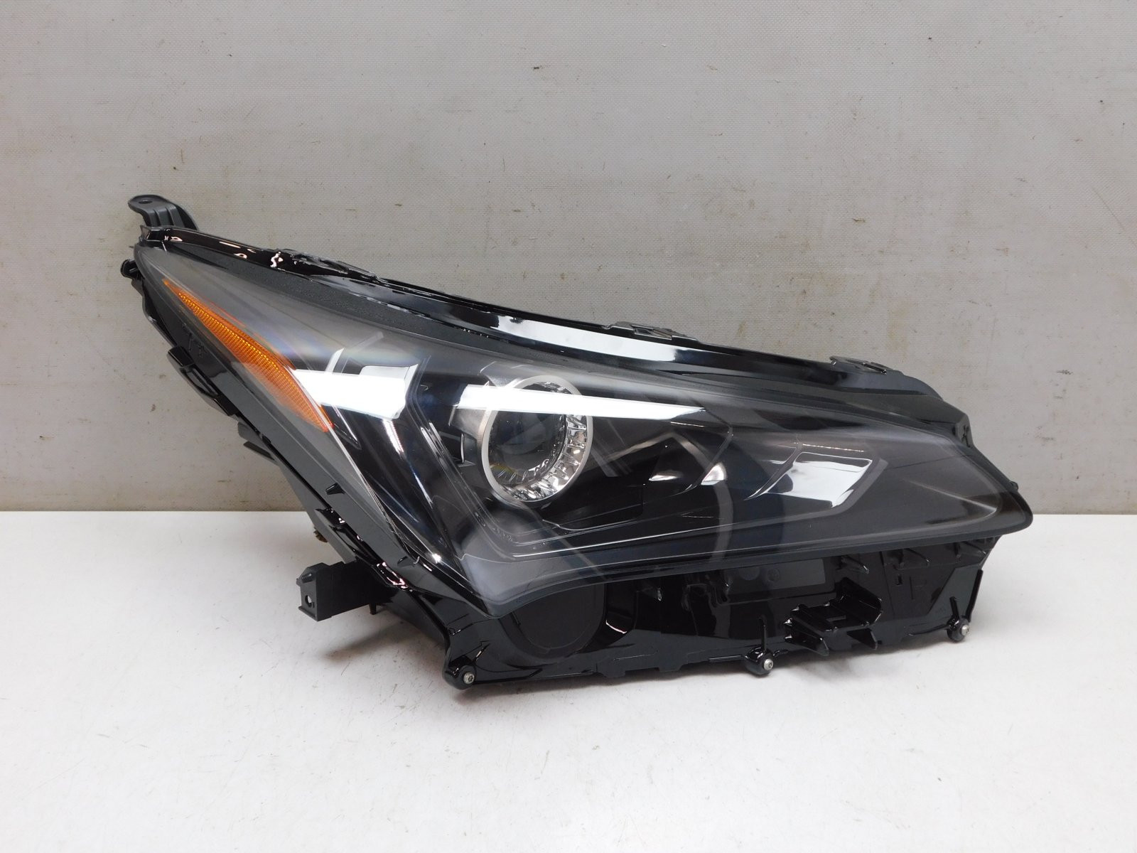 Фара правая Lexus NX 200 2014>