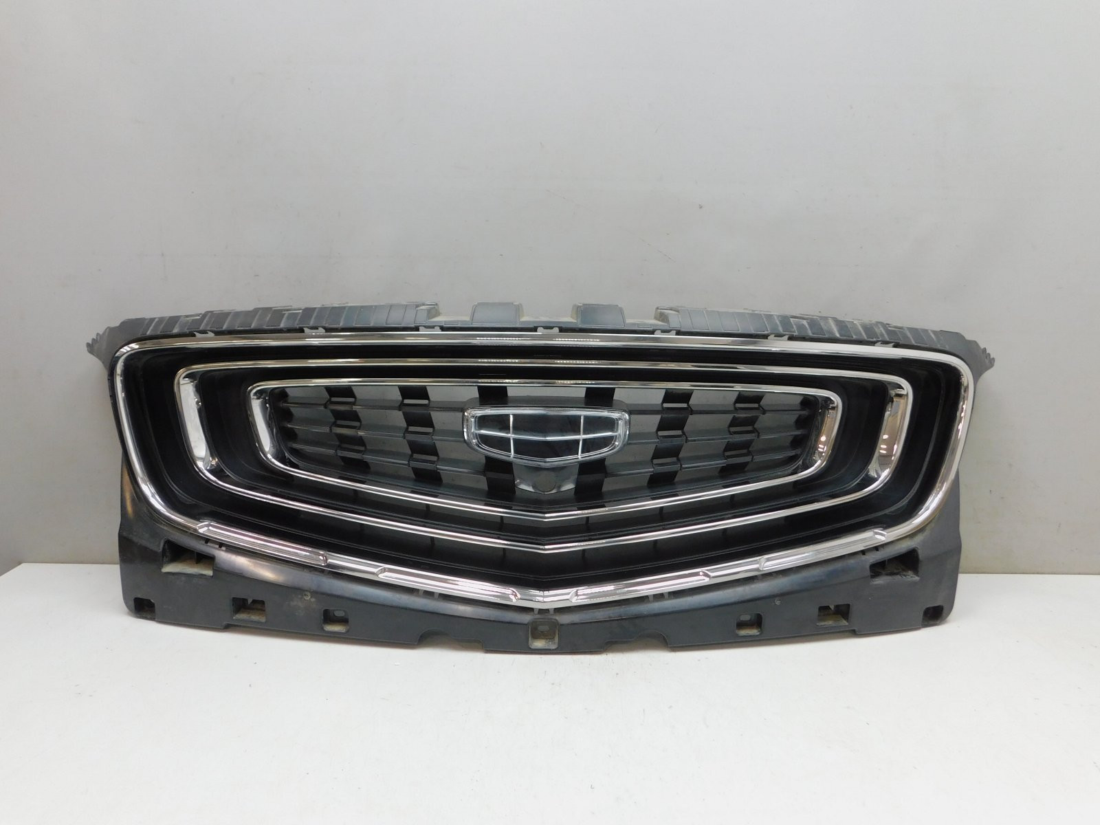 Решетка радиатора Geely Atlas Pro 2021>