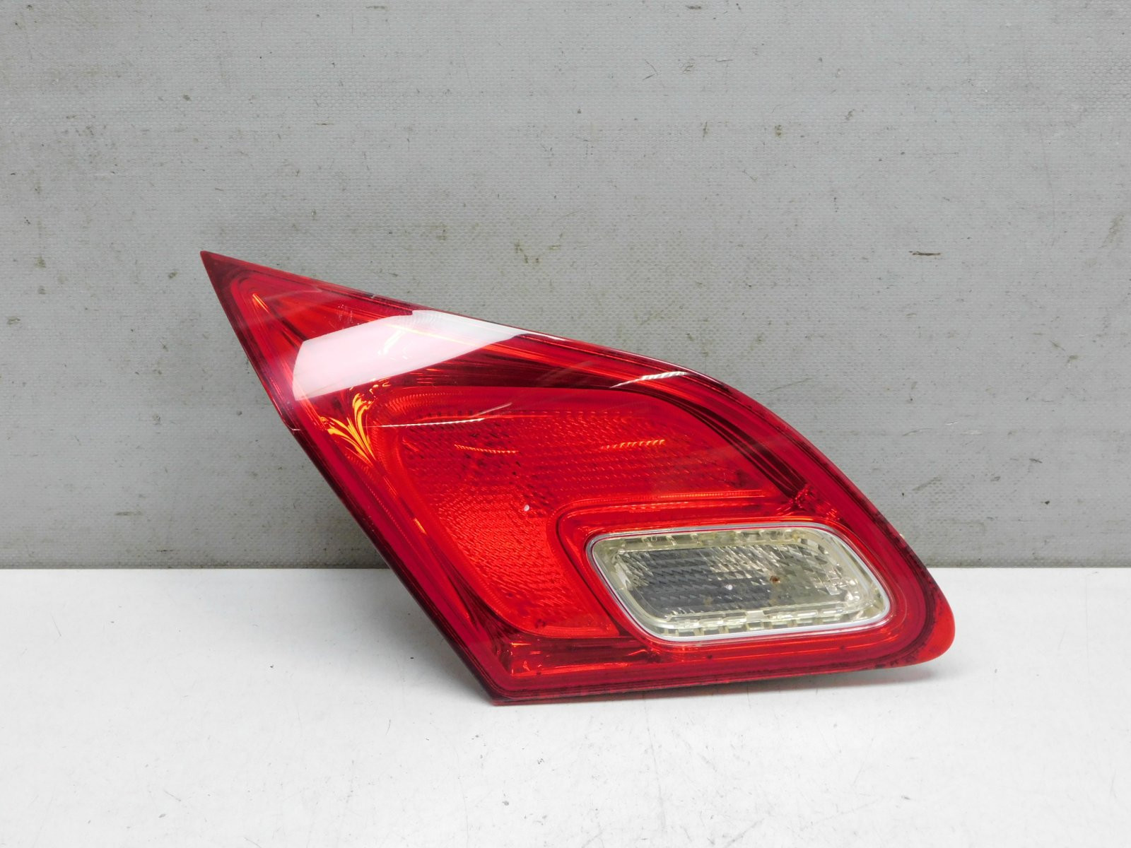 Фонарь задний внутренний левый Opel Astra J 2010>