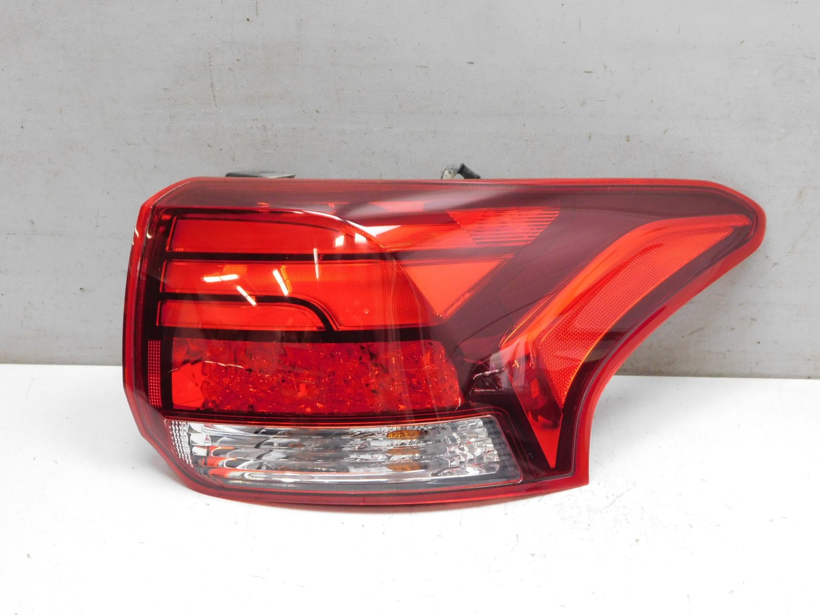 Фонарь задний наружный правый Mitsubishi Outlander 2012>