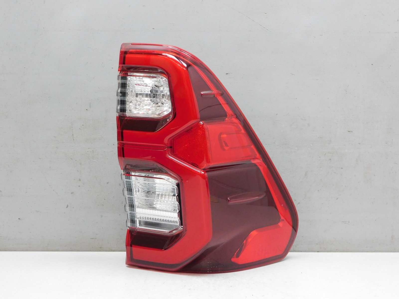 Фонарь задний правый Toyota Hilux 2015>