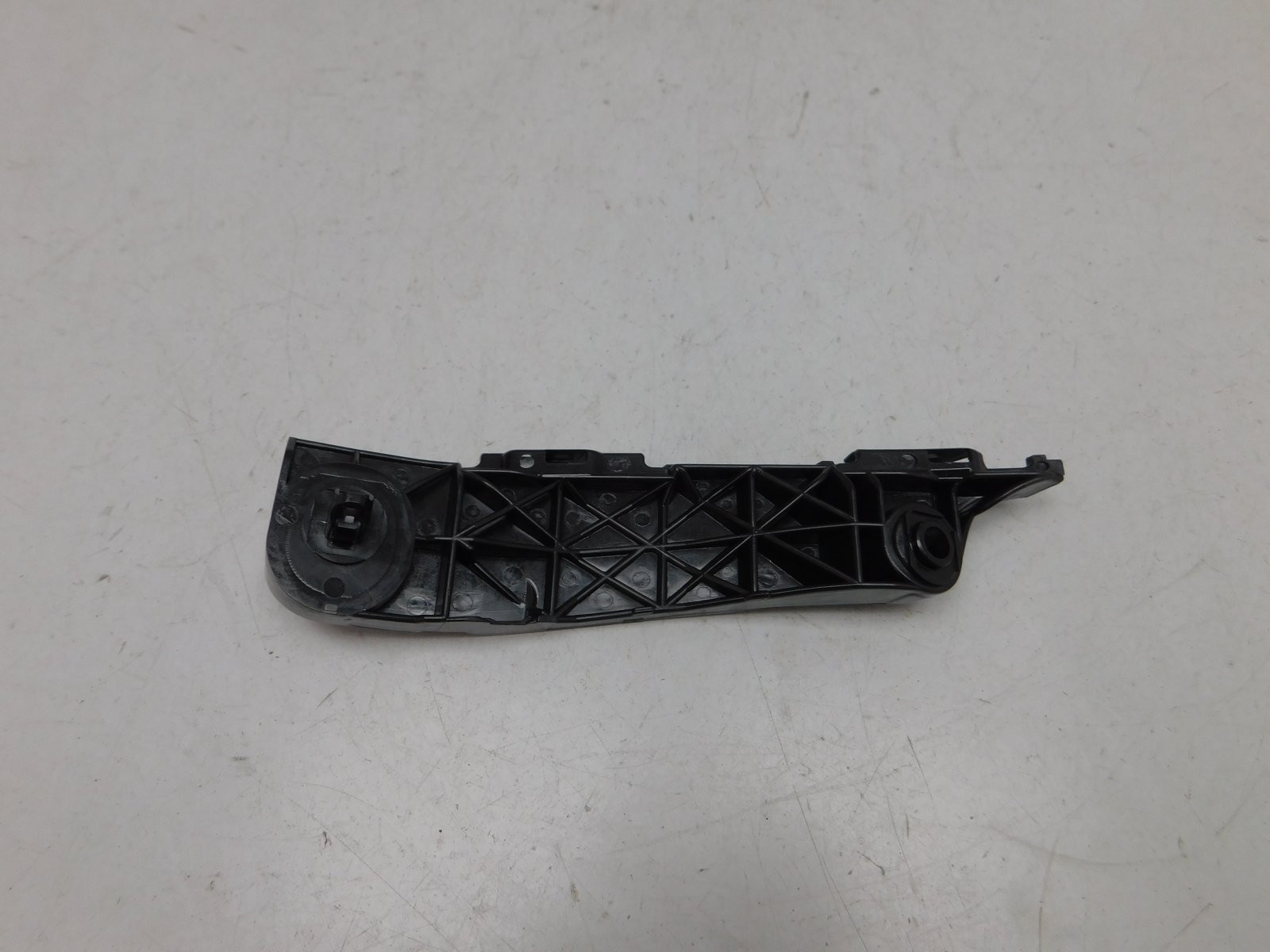 Направляющая переднего бампера Toyota RAV 4 2006-2013