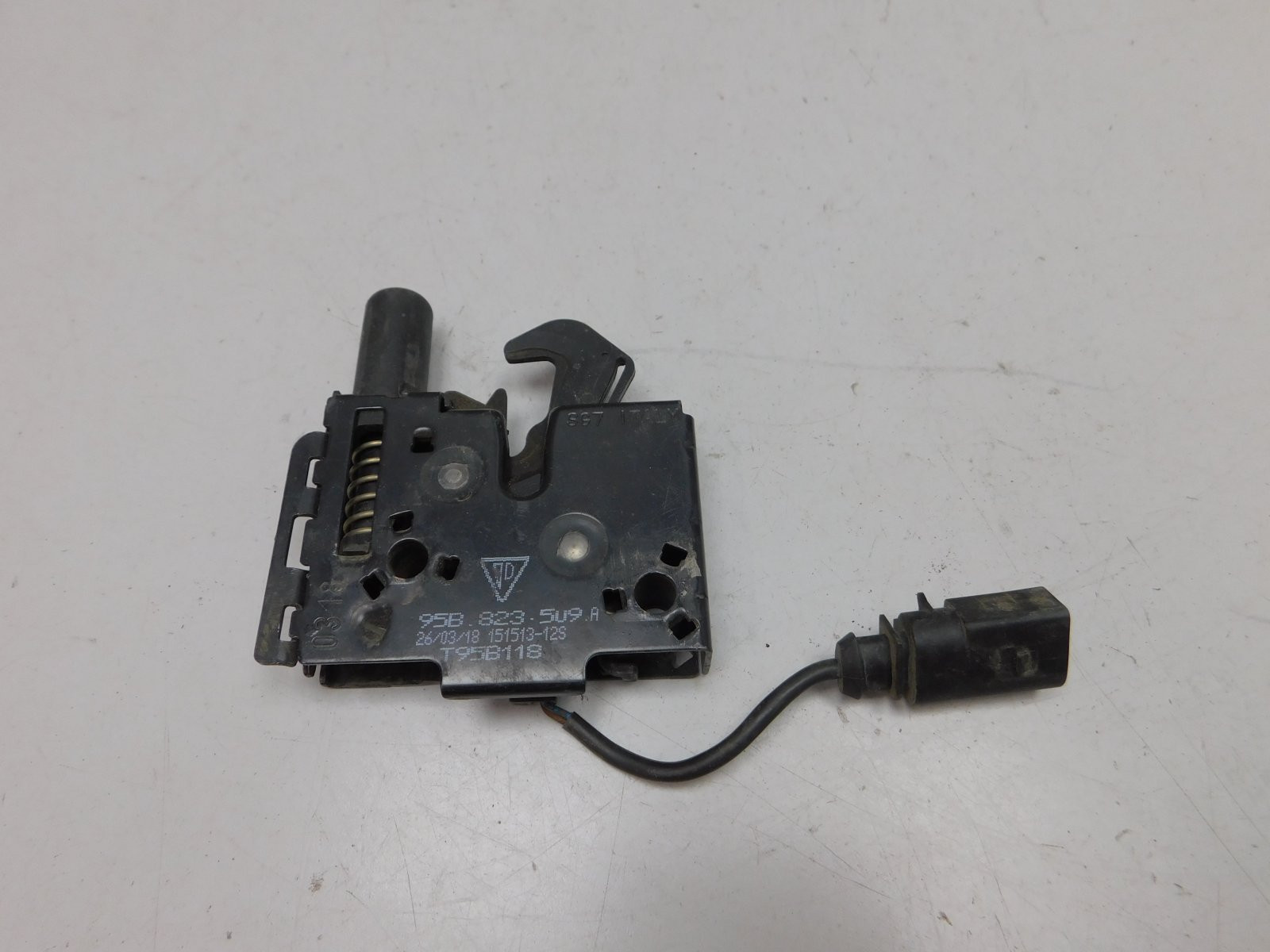 Замок капота Porsche Macan 2014>