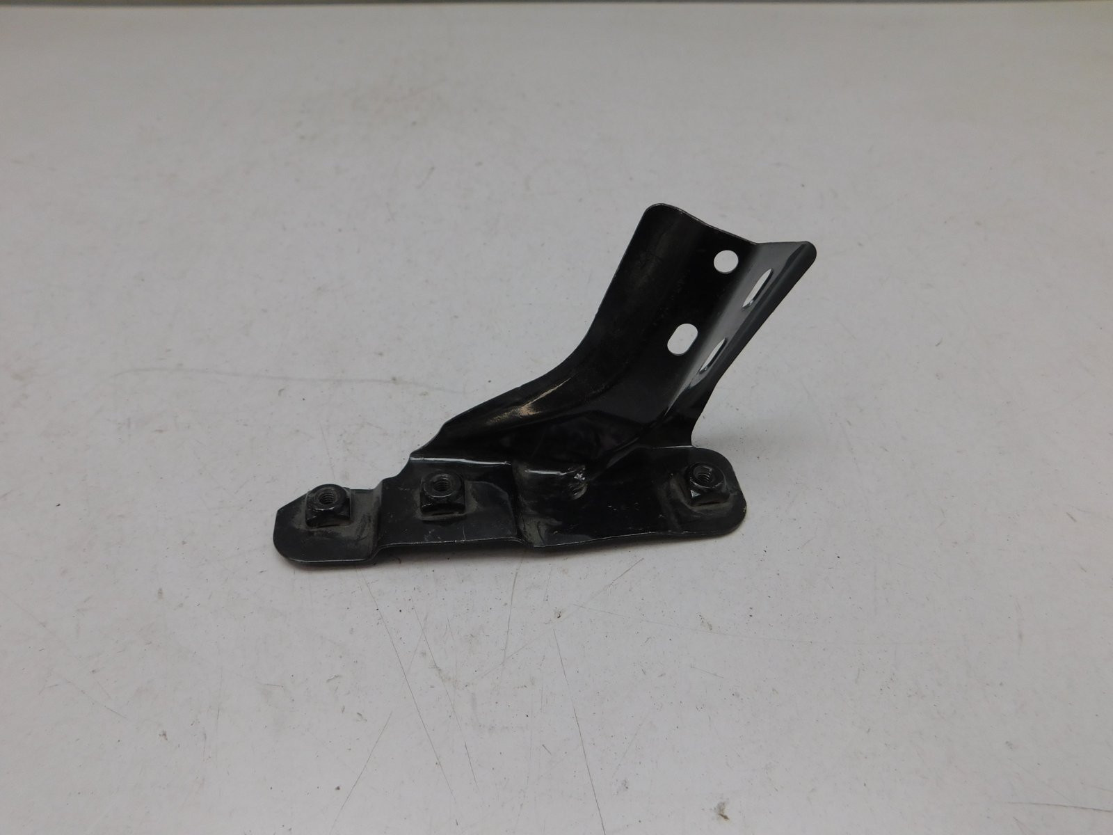 Кронштейн крепления правого крыл Volkswagen Polo Sedan 2011-2020