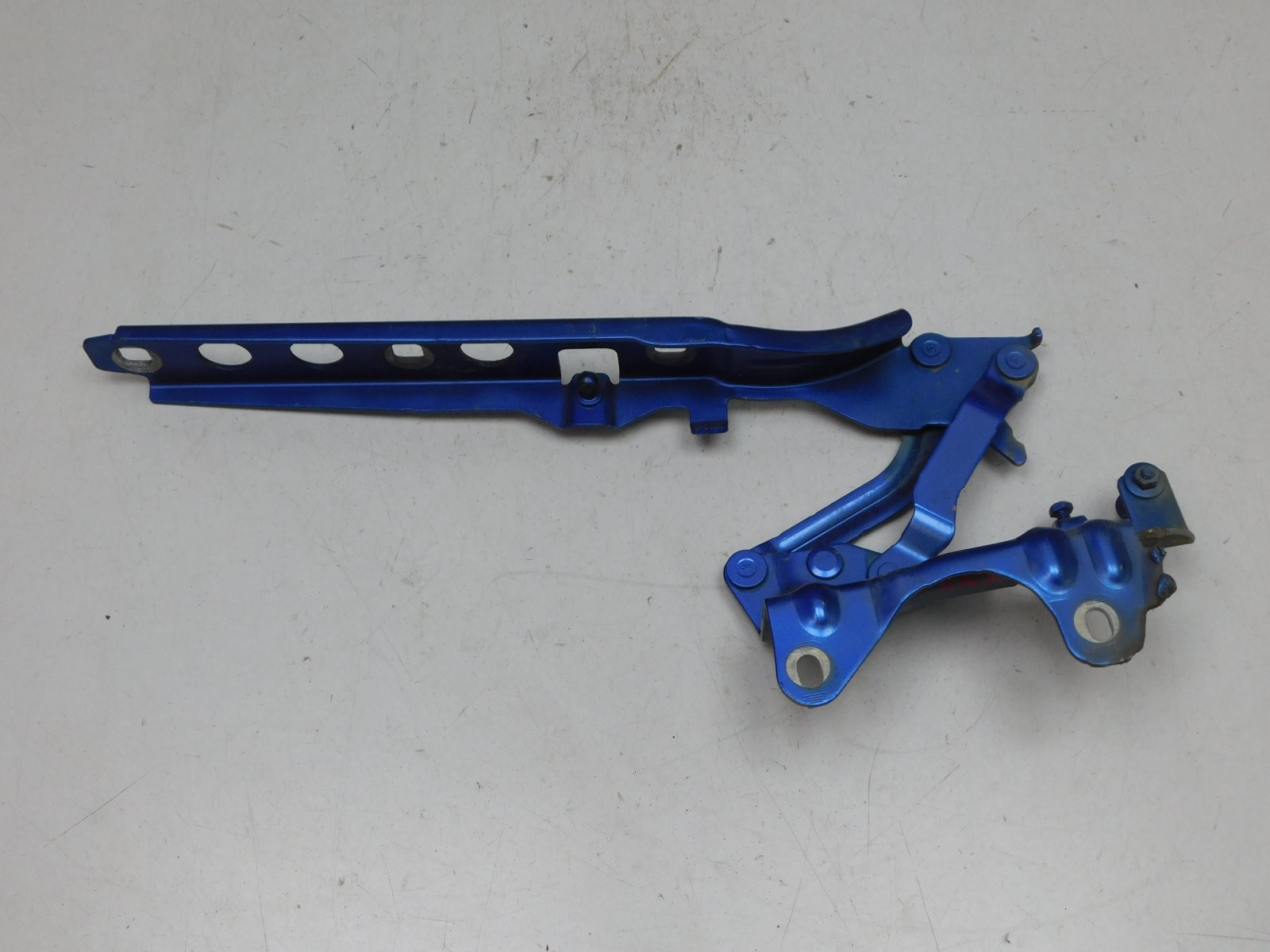 Петля капота правая Porsche Macan 2014>