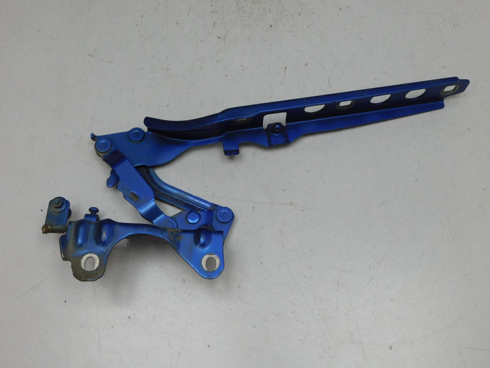 Петля капота левая Porsche Macan 2014>