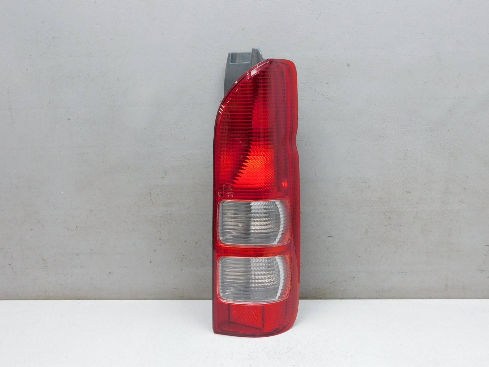 Фонарь задний правый Toyota HiAce 2005>