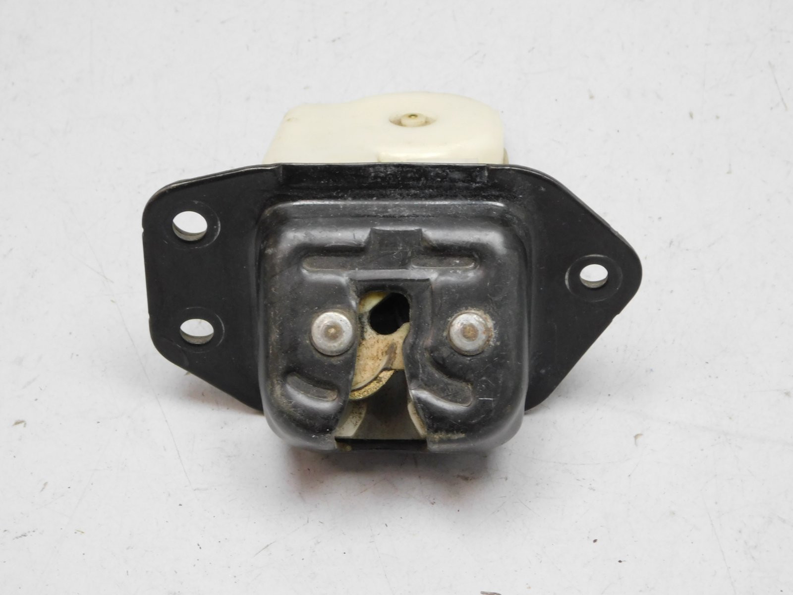 Замок багажника Nissan Juke 2011>