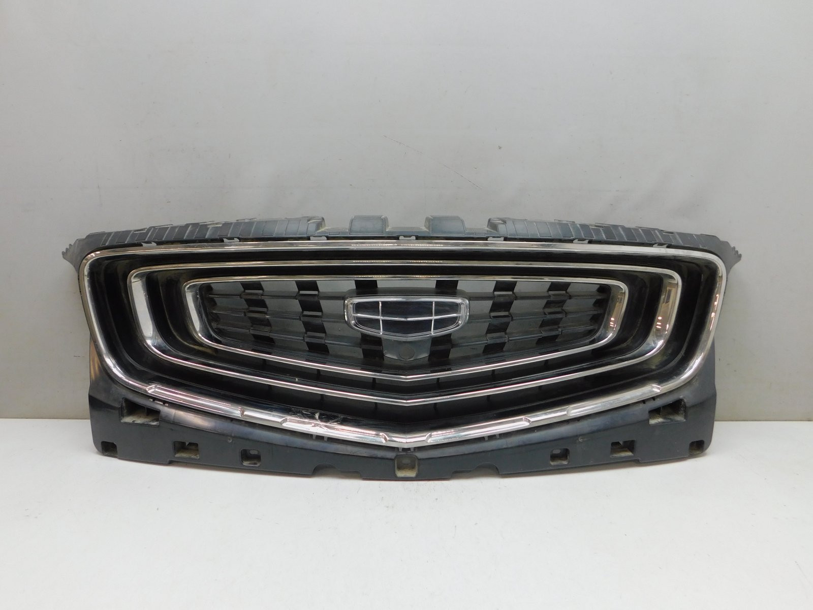 Решетка радиатора Geely Atlas Pro 2021>