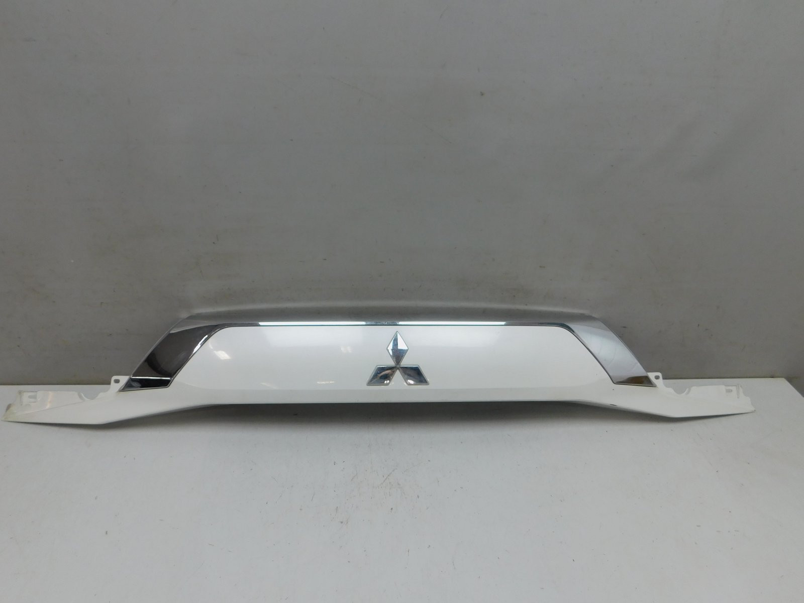 Накладка двери багажника Mitsubishi Outlander 2012>