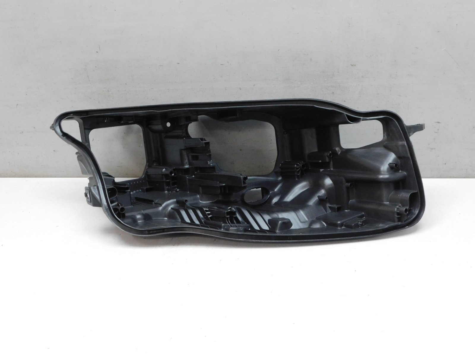 Корпус фары правой Volkswagen Touareg 2018>