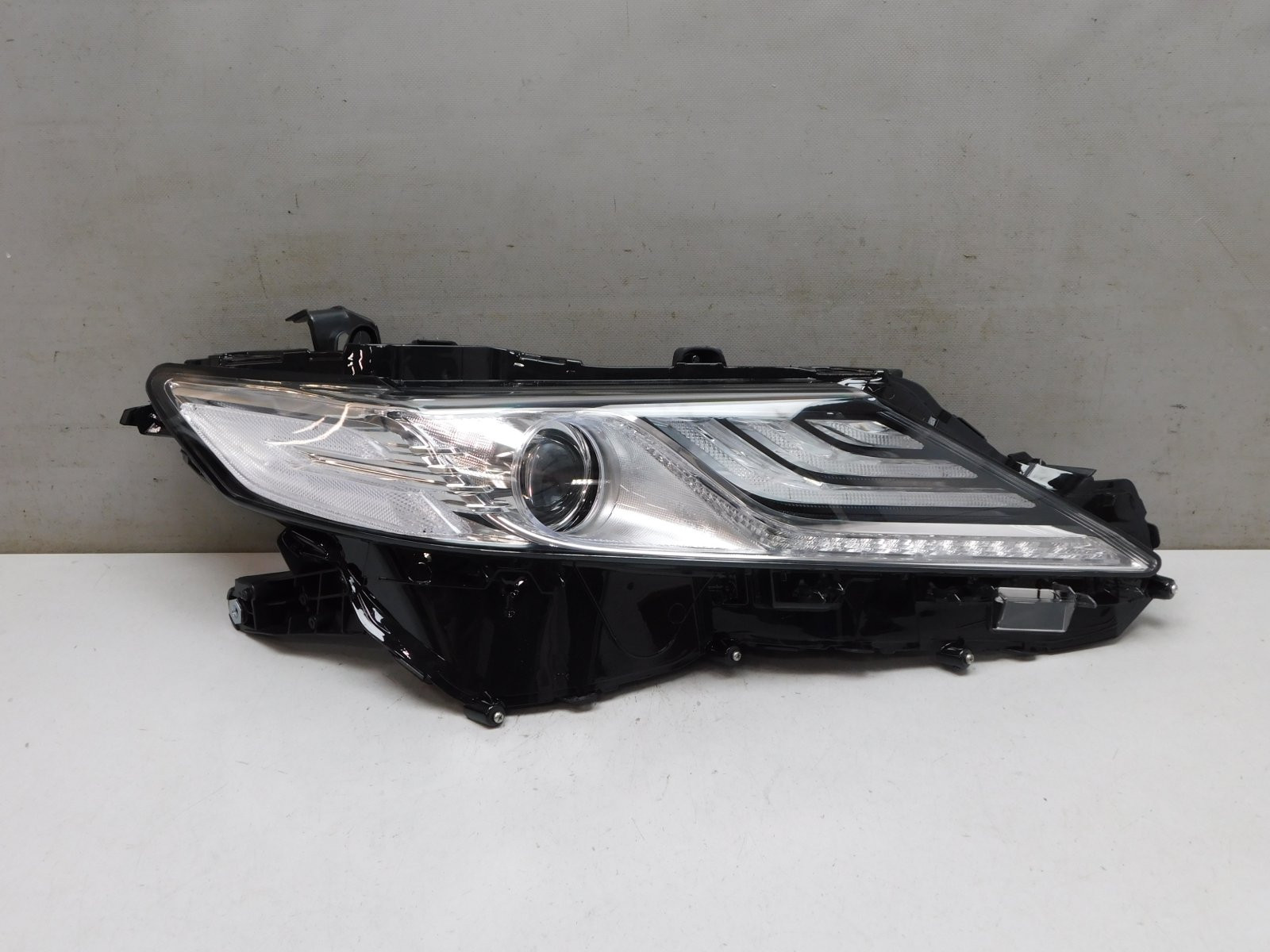 Фара правая Toyota Camry V70 2017>