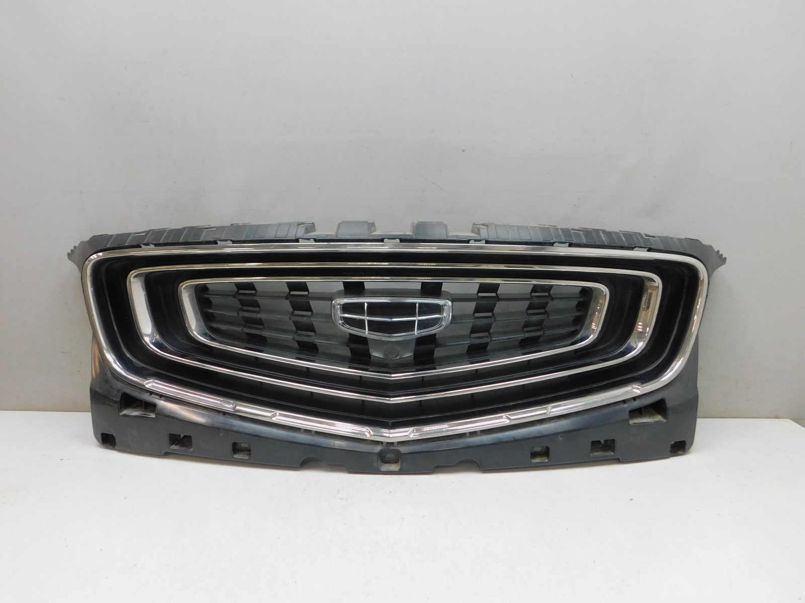 Решетка радиатора Geely Atlas Pro 2021>