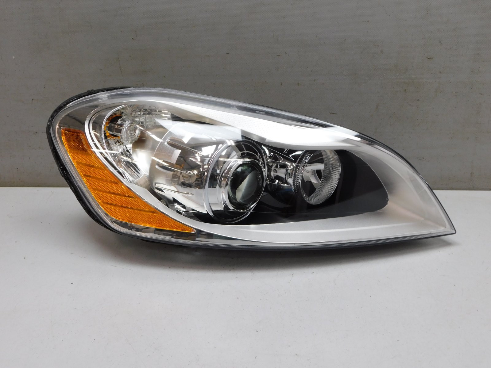 Фара правая Volvo XC60 2008-2017