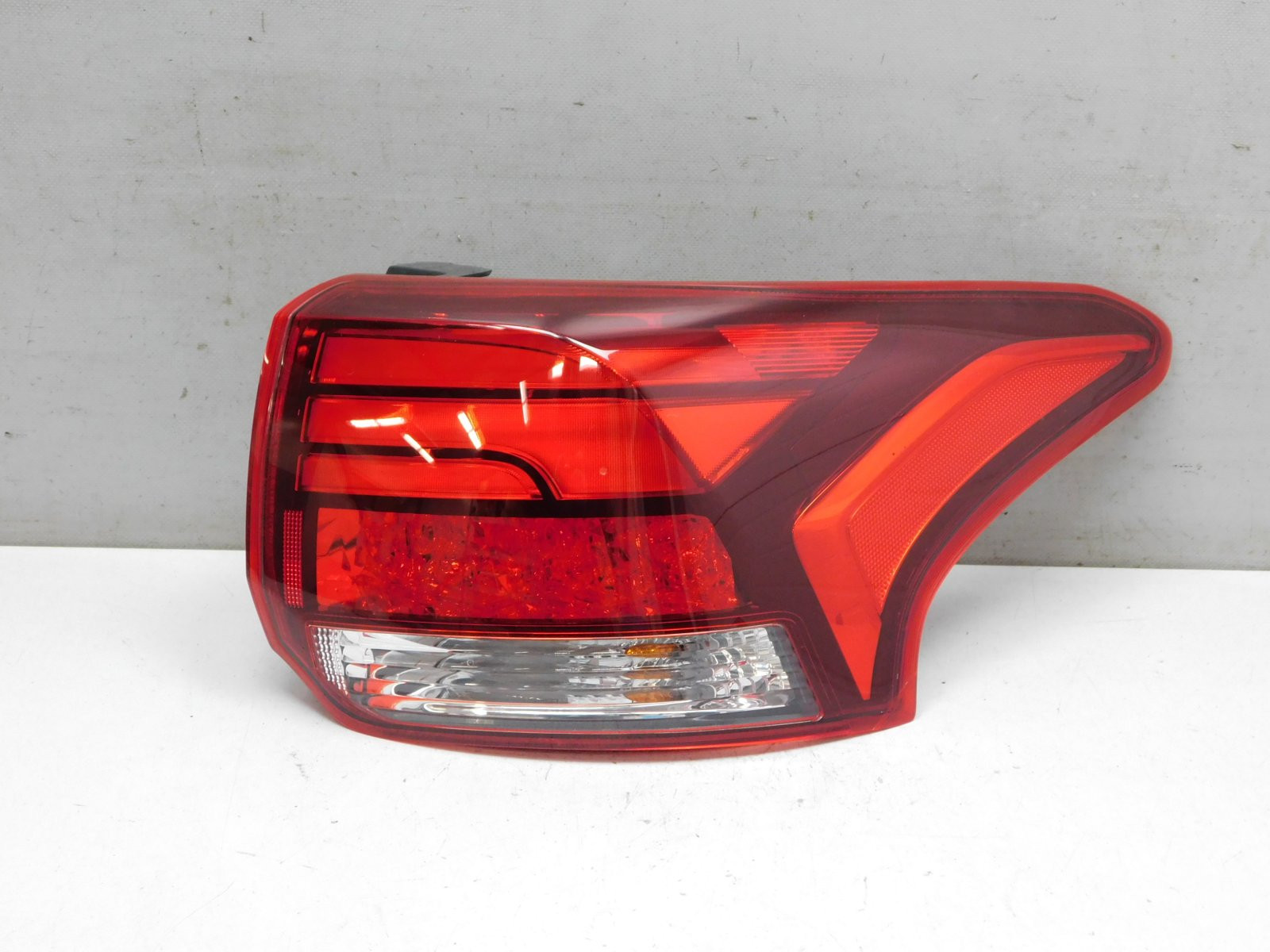 Фонарь задний наружный правый Mitsubishi Outlander 2012>