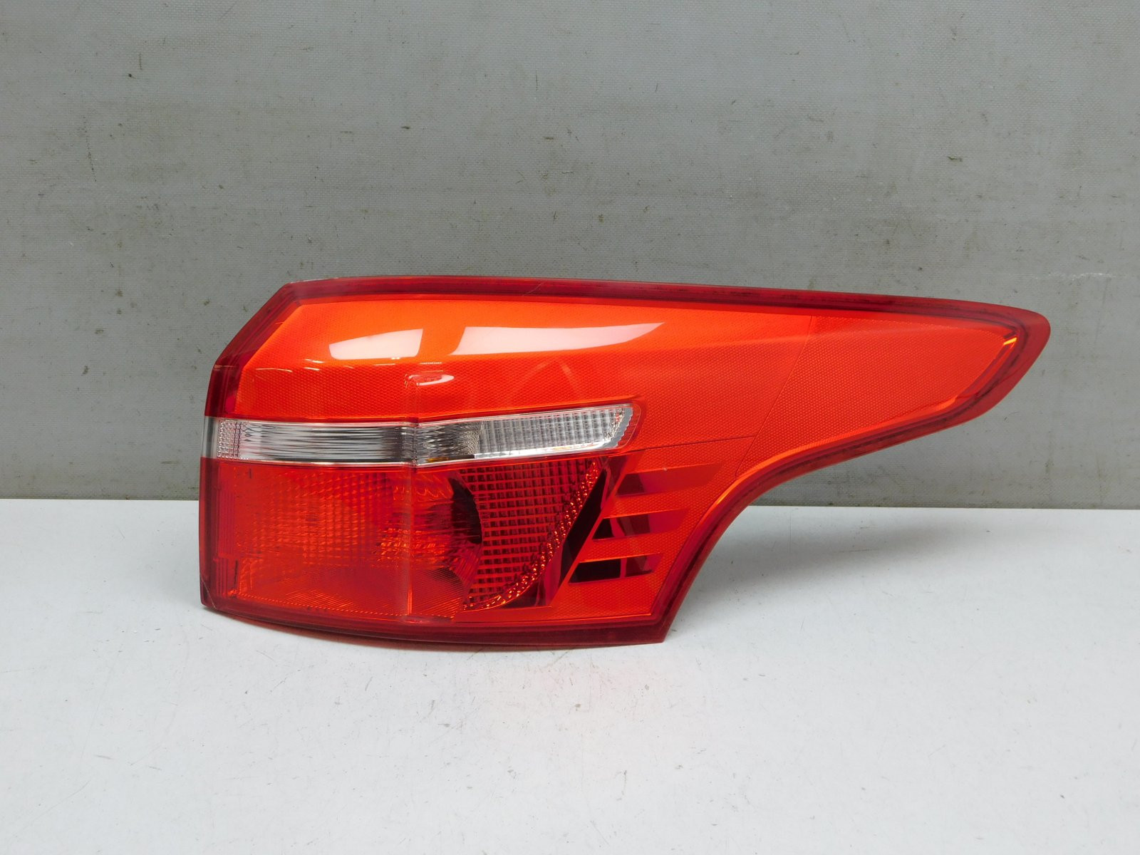 Фонарь задний наружный правый Ford Focus III 2011>